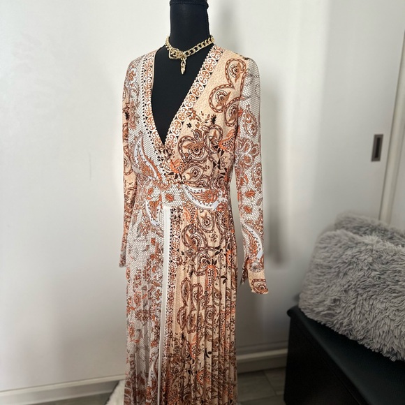 Elegant Paisley Print Dress - Picture 1 of 4